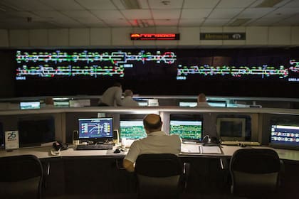 28 supervisores miran constantemente el diagrama de las vías, donde se ven, en tiempo real, los trenes moviéndose como en un videojuego. 
