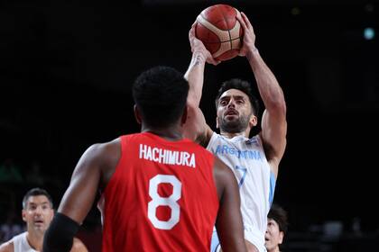 Facundo Campazzo lanza contra la marca del japonés Rui Hachimura, en el único triunfo argentino en el año.