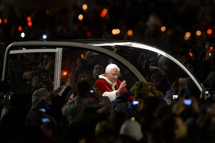 29 de diciembre de 2012, el Papa Benedicto XVI saluda a su llegada a la comunidad cristiana ecuménica de Taizé durante su reunión europea, en la Plaza de San Pedro en el Vaticano.