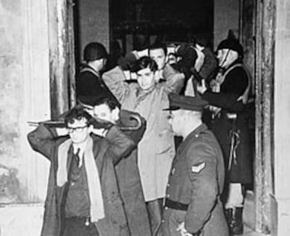El 29 de julio de 1966 la policía se lleva detenidos a estudiantes de Ciencias Exactas de la UBA durante La noche de los bastones largos