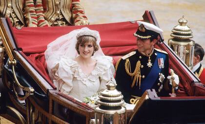 29 de julio de 1981. El príncipe Carlos y Diana, convertidos en marido y mujer, rumbo al Palacio de Buckingham. 