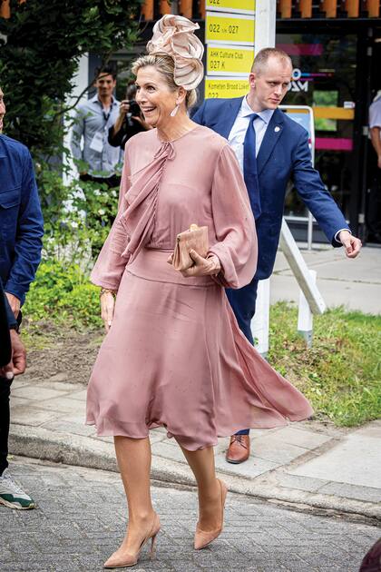 29 de mayo. Para la celebración del quinto aniversario del Codam Coding College en Ámsterdam, la Reina recuperó de su armario otro traje de Natan, al igual que la cartera de mano. El gran protagonista fue el tocado by Fabienne Delvigne en forma de flor que ya usó en seis ocasiones anteriores. Los aros en forma de lágrima realizados en diamantes que rodean una turmalina rosa son de Steltman (la monarca los estrenó en 2015).