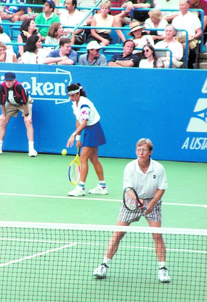 29) En el Abierto de los Estados Unidos de 1995, dos leyendas, Sabatini y Martina Navratilova, jugando dobles juntas.