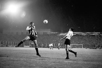 30) Christian Rudzki, que ingresó el en segundo tiempo, frente a Goncalves; el jugador checo fue el primer europeo en ganar la Libertadores