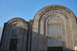 El curioso destino del imponente edificio de la primera fábrica de soda del país