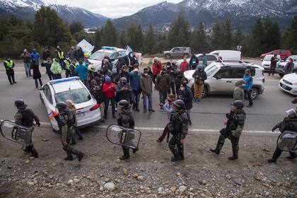 El banderazo de los vecinos en la ruta 40 por la ocupación de tierras en Villa Mascardi; en esa ocasión, se vio a los integrantes de la comunidad mapuche con palos y resorteras