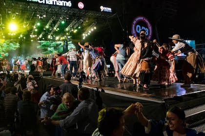 La Fiesta Nacional del Chamamé se realiza cada año en la ciudad de Corrientes durante el mes de enero