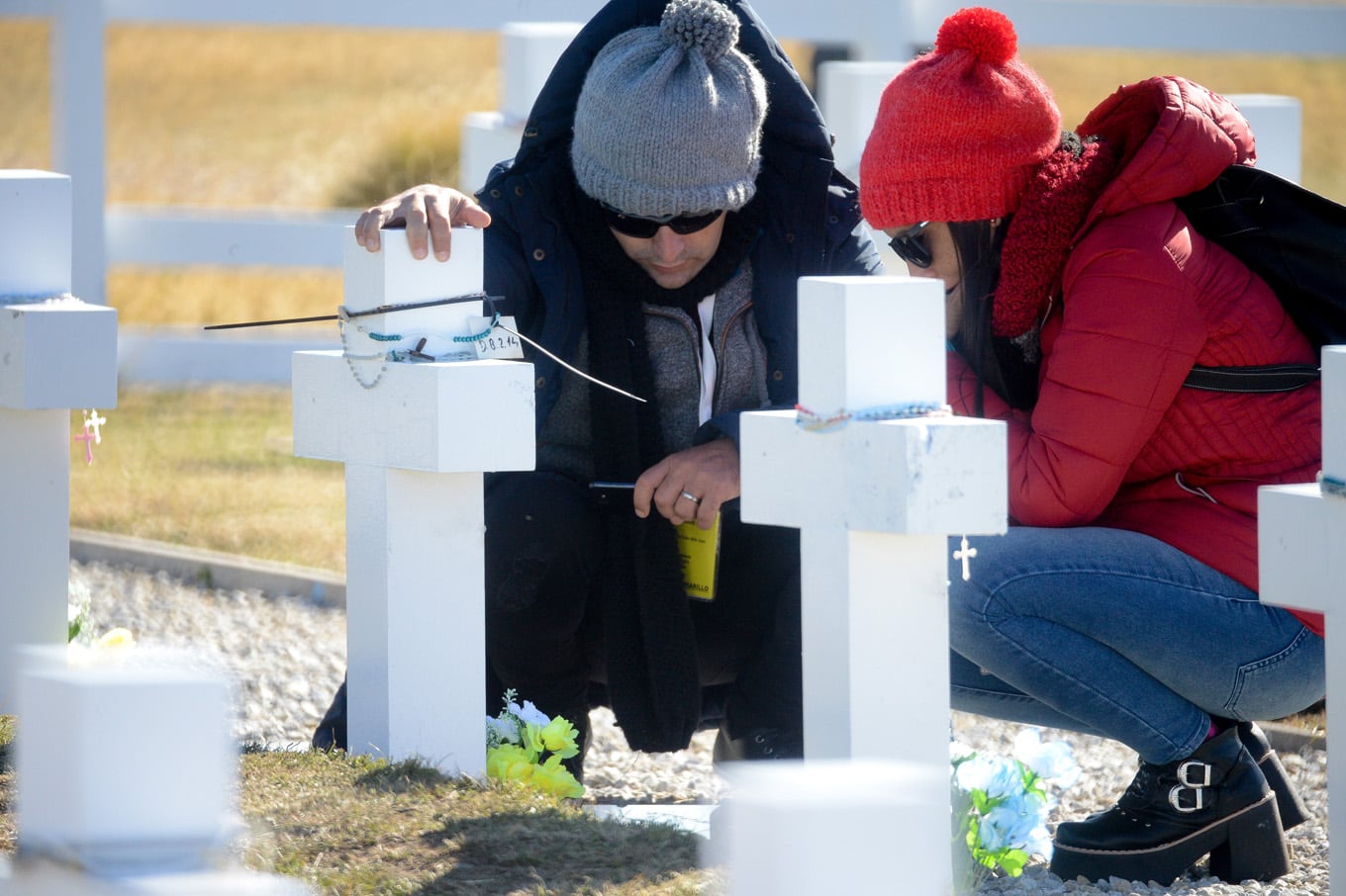 Malvinas: en una histórica ceremonia las familias de 90 soldados pudieron rendirles homenaje en tumbas con nombre, hubo aplausos para el militar británico que los sepultó
