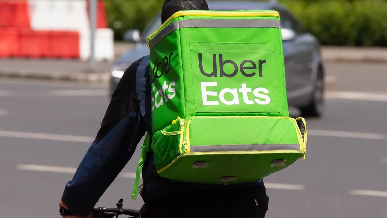 La demanda realizada en California alega que Uber Eats cobra de US$1 a US$5 extra por un servicio de entrega prioritario de