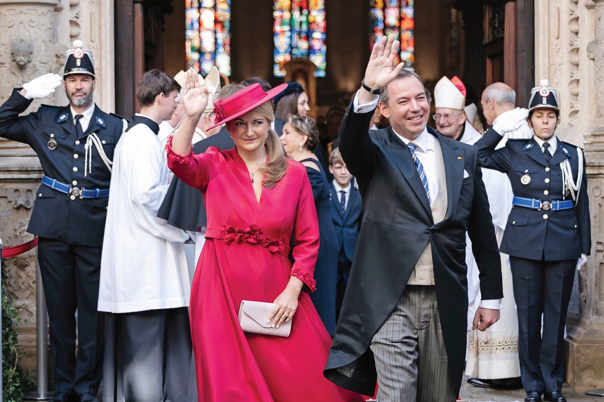 Para la misa, la soberana vistió un elegante diseño fucsia de silueta fluida y escote en pico, con mangas largas rematadas con delicados detalles florales, sombrero de ala ancha del mismo color, clutch de gamuza de LK Bennett y stilettos de Sergio Rossi