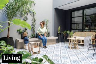 Comprar el PH vecino les permitió quedarse en la casa que amaban, ampliarse al ritmo de su familia y tener un patio que lo ilumina todo