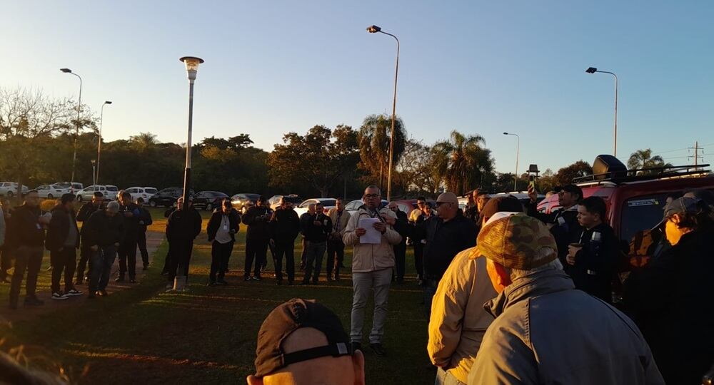 Taxistas, remiseros y transportistas se reunieron en la rotonda y marcharon a la cabecera del Tancredo Neves para entregar una carta con sugerencias para agilizar el paso
