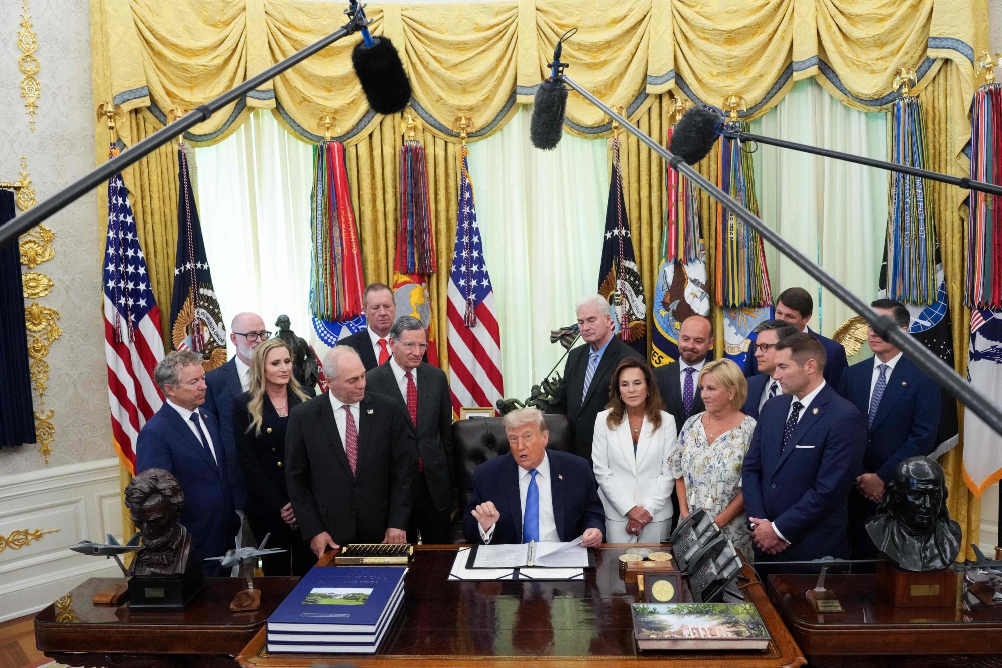 El presidente Donald Trump promulgó la Secure America Act el 10 de junio