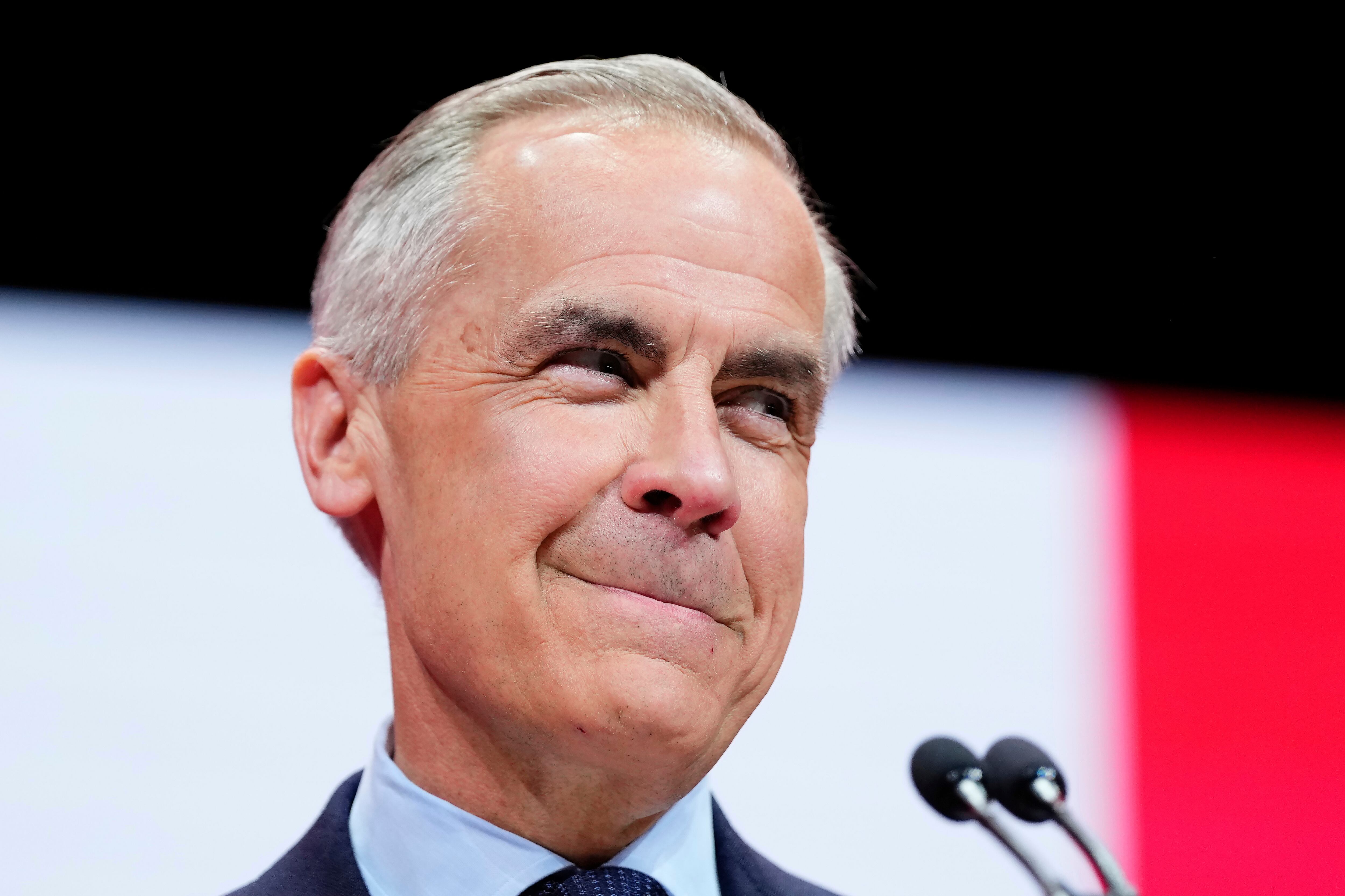 El primer ministro canadiense, Mark Carney, habla a sus partidarios en el escenario de su sede de campaña después de la victoria