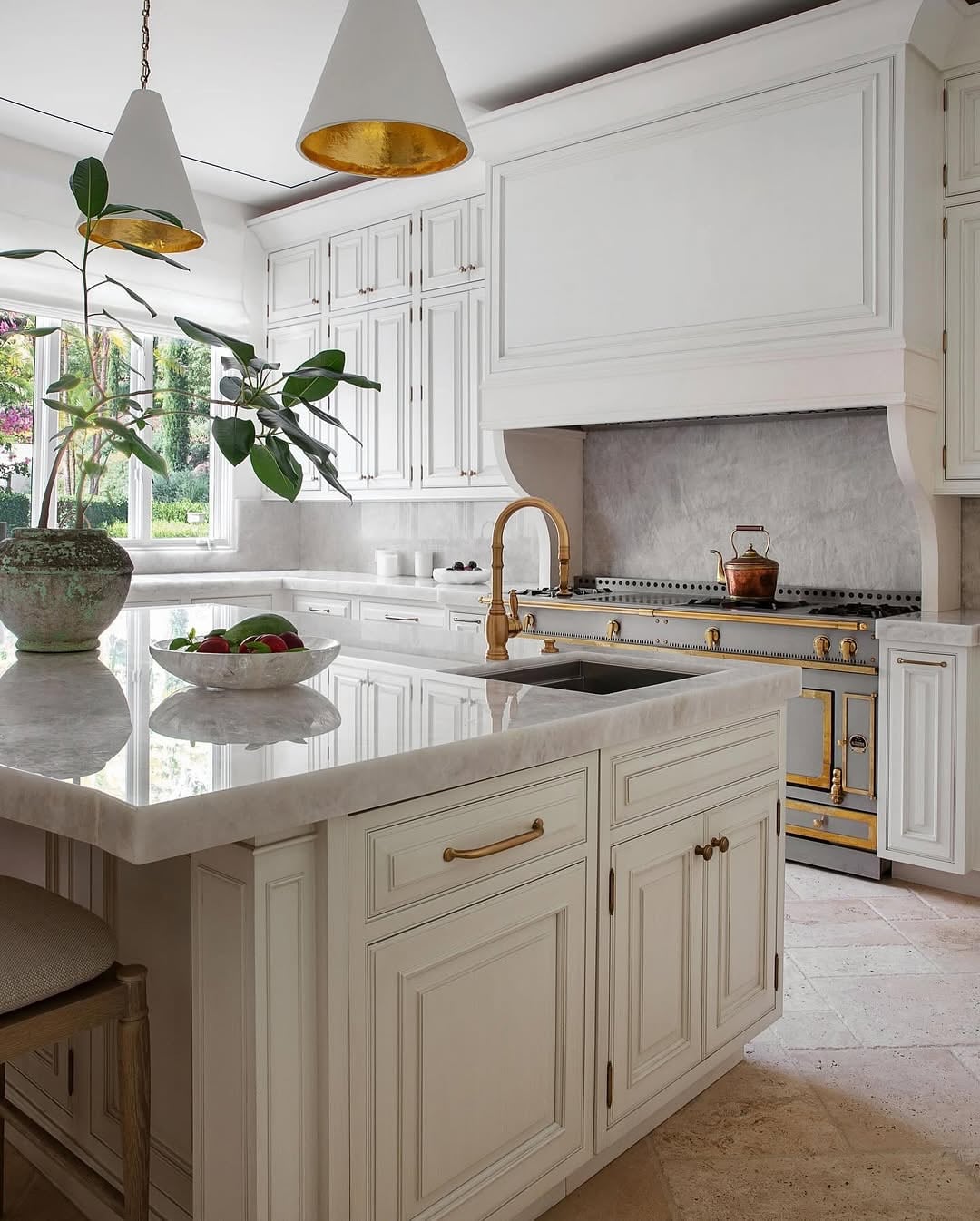 La cocina posee una isla de mármol que combina  a la perfección con el estilo de la casa (Instagram/@luxury)