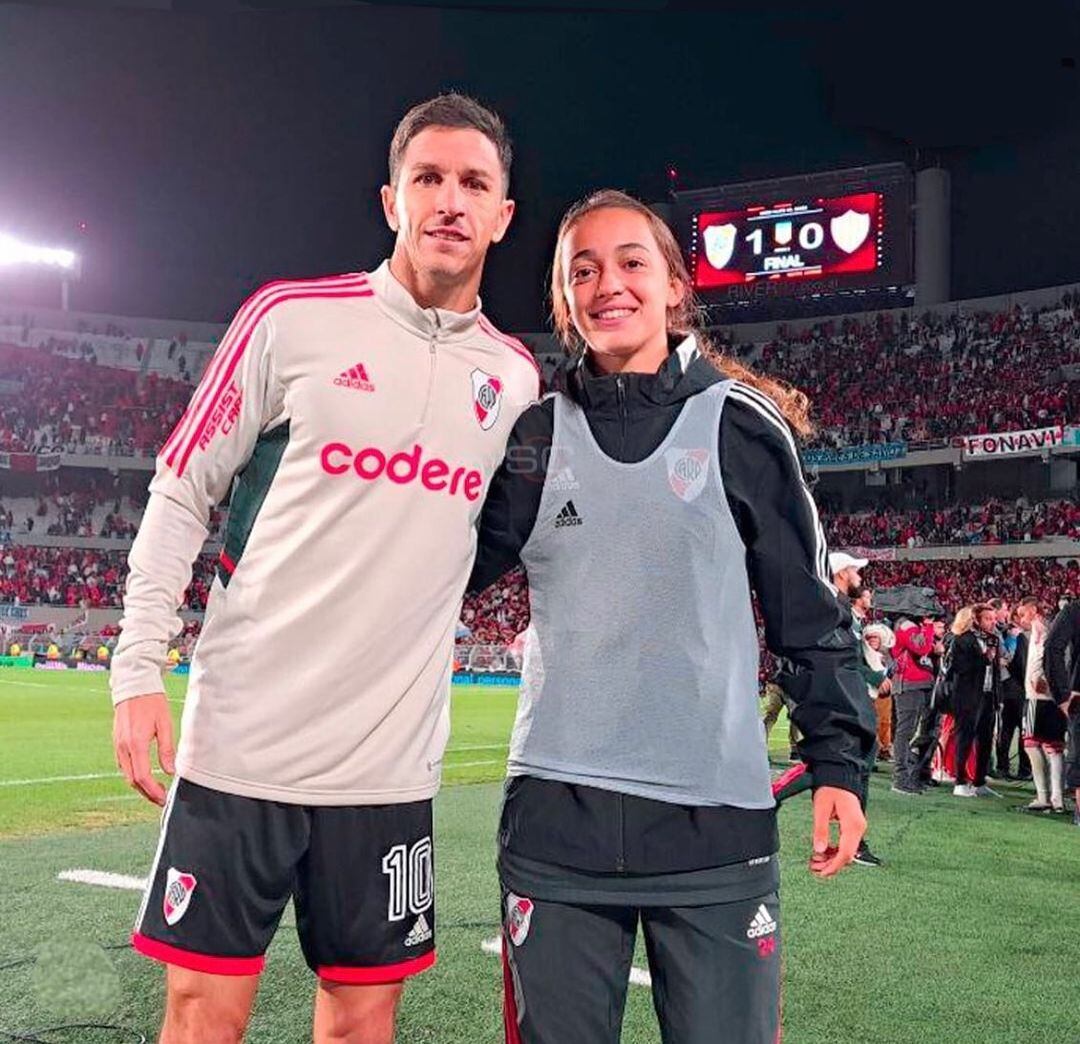 Una sociedad clave para el triunfo: Nacho Fernández posa para la foto con la alcanzapelotas Delfina Lombardi
