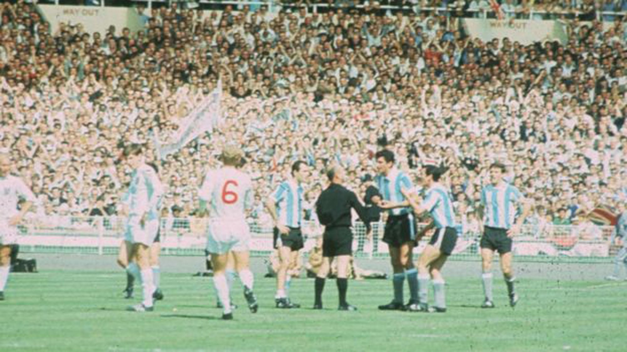 La expulsión de Rattin en el Mundial de 1966 se dio en una época en la que aún no se habían instrumentado las tarjetas amarilla y roja para los árbitros