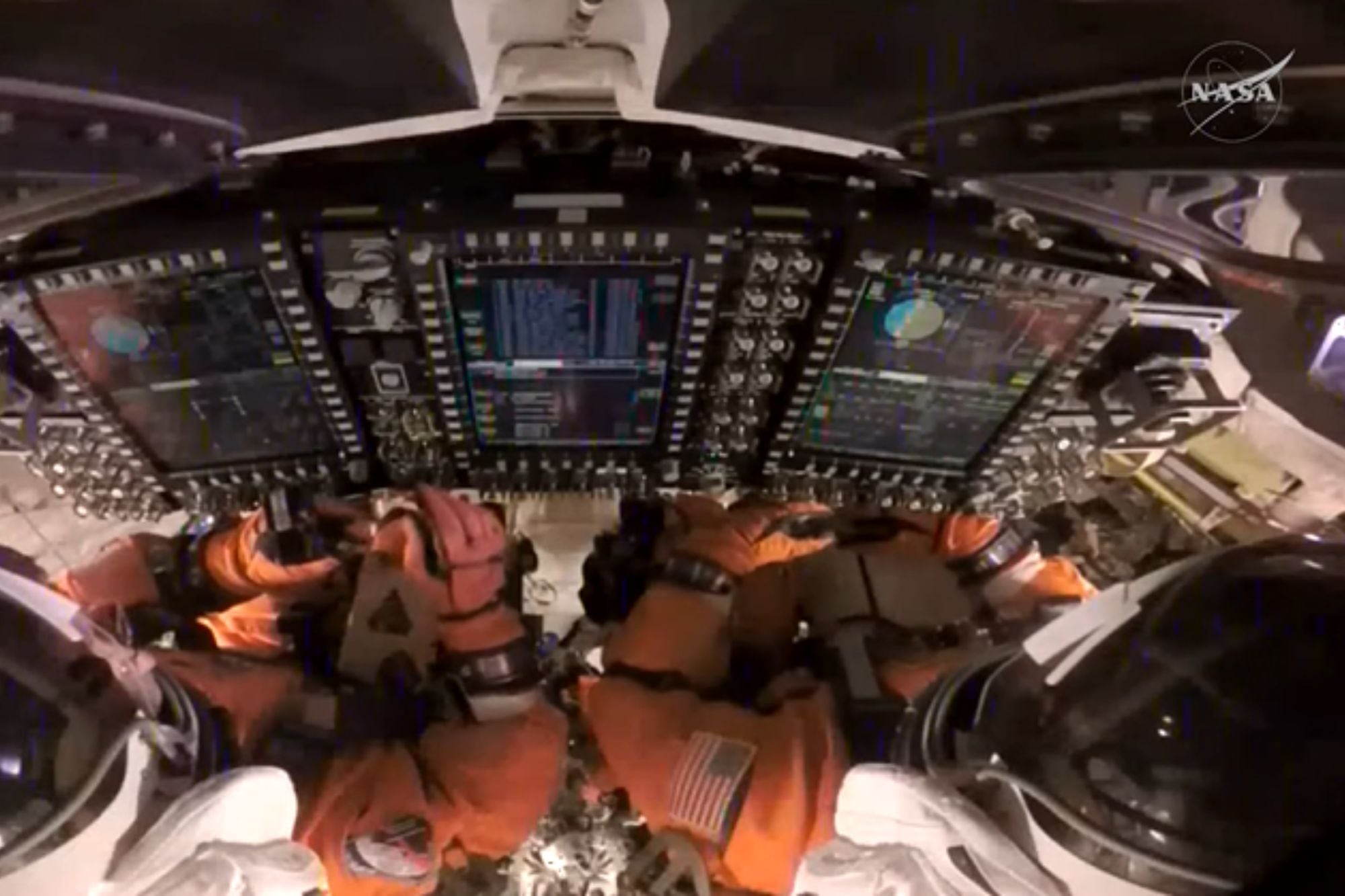 Los astronautas tuvieron que estar en posición más de una hora antes de su arribo