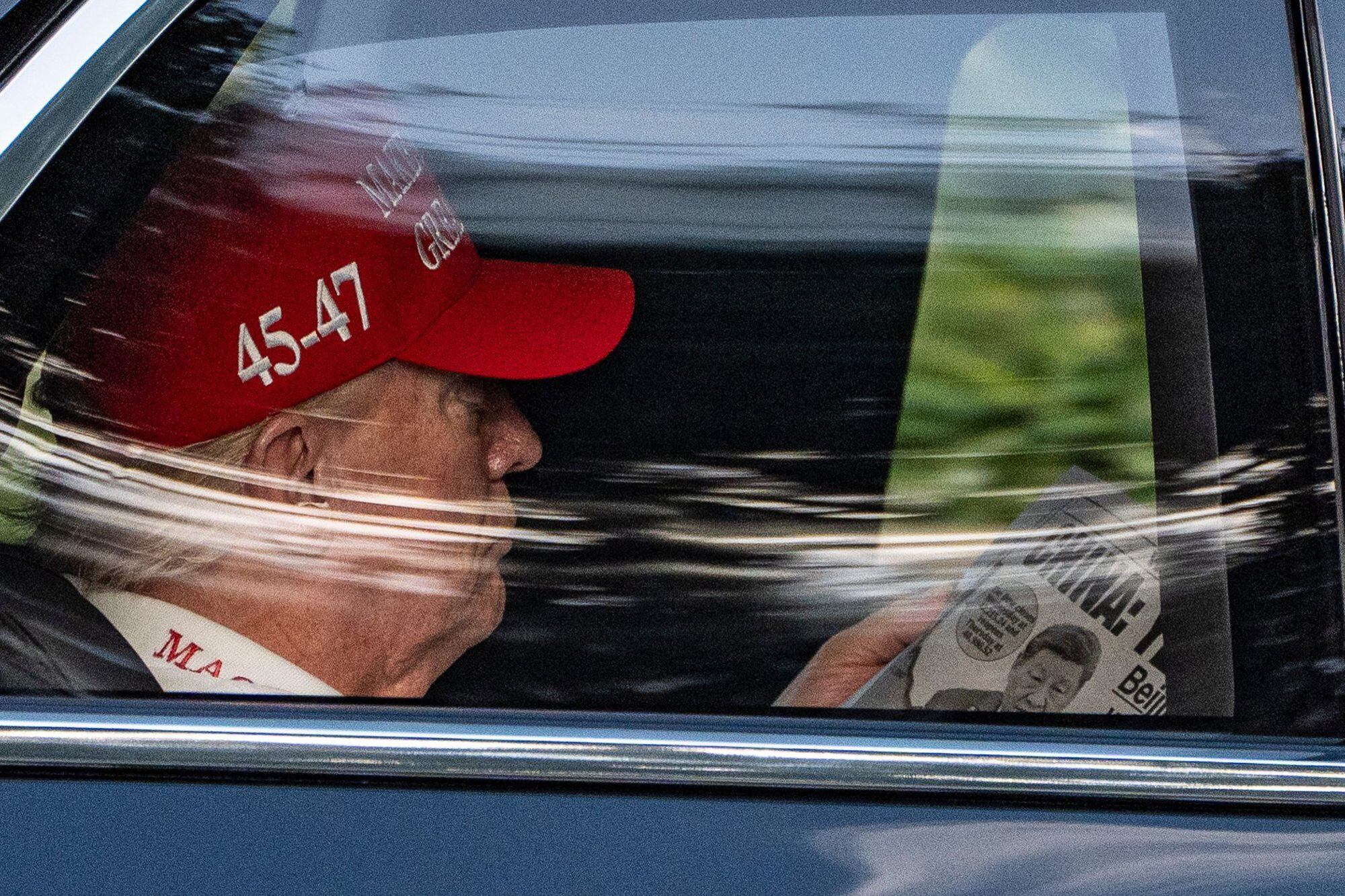 El presidente Donald Trump lee un ejemplar del New York Post al llegar al Trump National Golf Club en Jupiter, Florida, el 5 de abril de 2025.