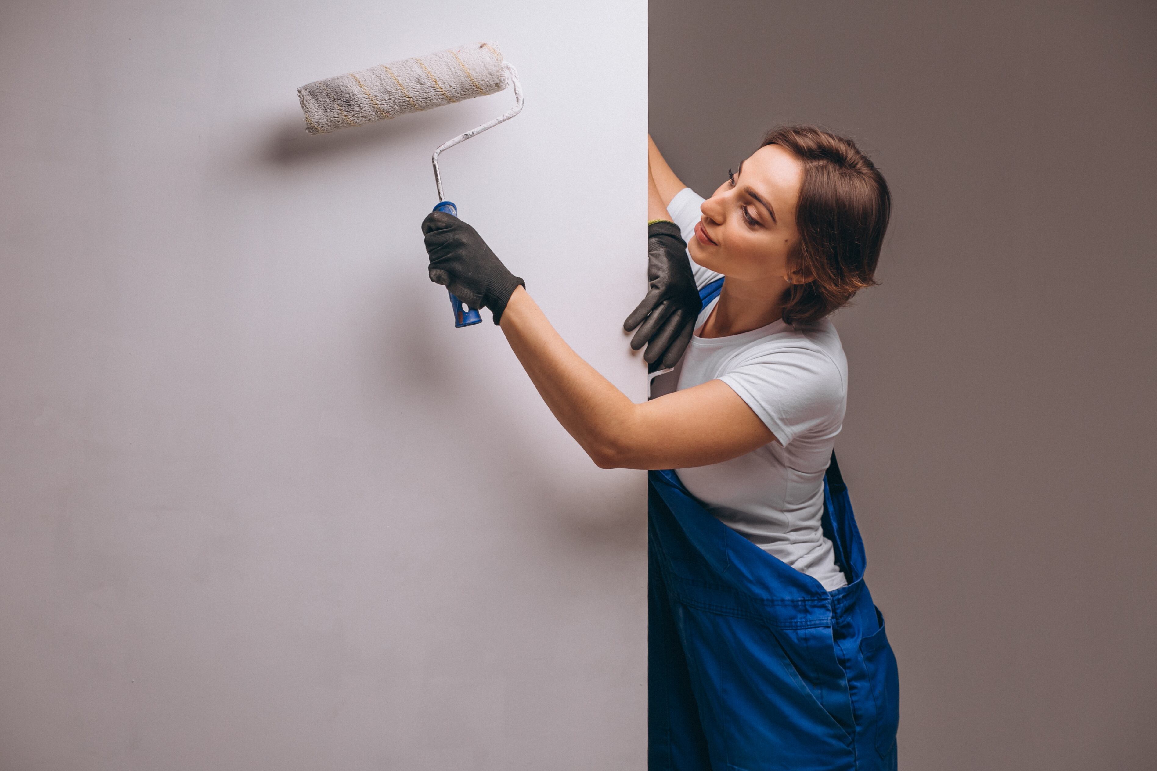 La pintura de paredes la puede hacer uno mismo cumpliendo con los requisitos necesarios, en cambio, la colocación de empapelados requiere de mucha prolijidad y profesinalismo
