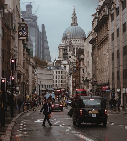 “Recorrer con un plano de la ciudad, Fleet Street de arriba abajo, Grand Street, The Monument y pasar horas en pubs ordenados, limpios y silenciosos fue una experiencia nueva y reveladora de un pasado ancestral presente en mí y al que permanecía ligado extrañamente