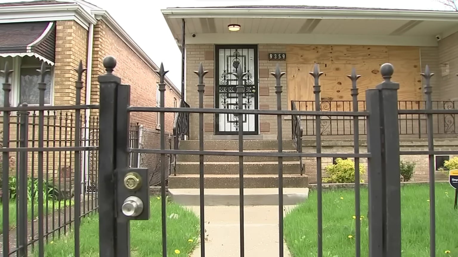 La propiedad de Marco Velázquez, ubicada en South Side en el sur de Chicago, estaba preparada para la venta hasta que notaron que tenían inquilinos no autorizados