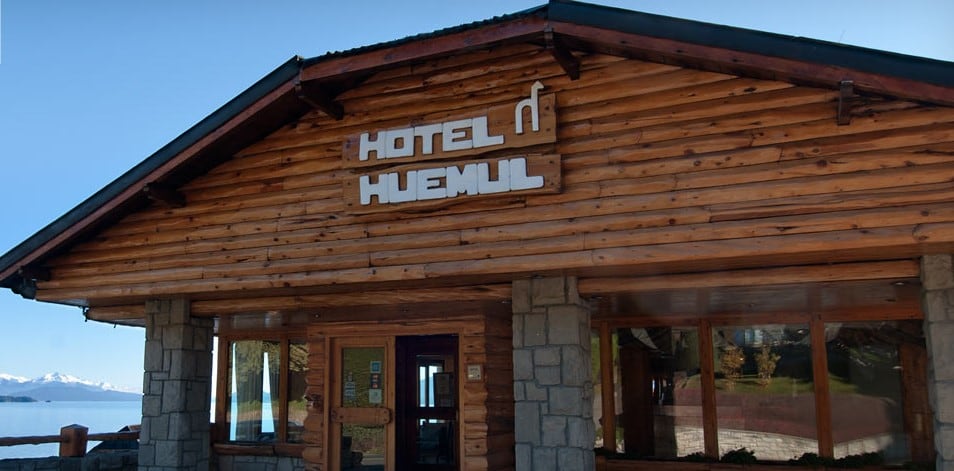 Madera y piedra, los elementos emblemáticos de la fachada del hotel Huemul