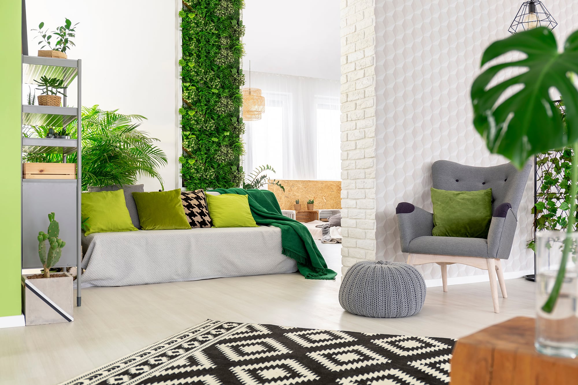 Las alfombras, almohadones, telas de las cortinas, entre otros elementos decorativos, son buenos almacenadores de calor