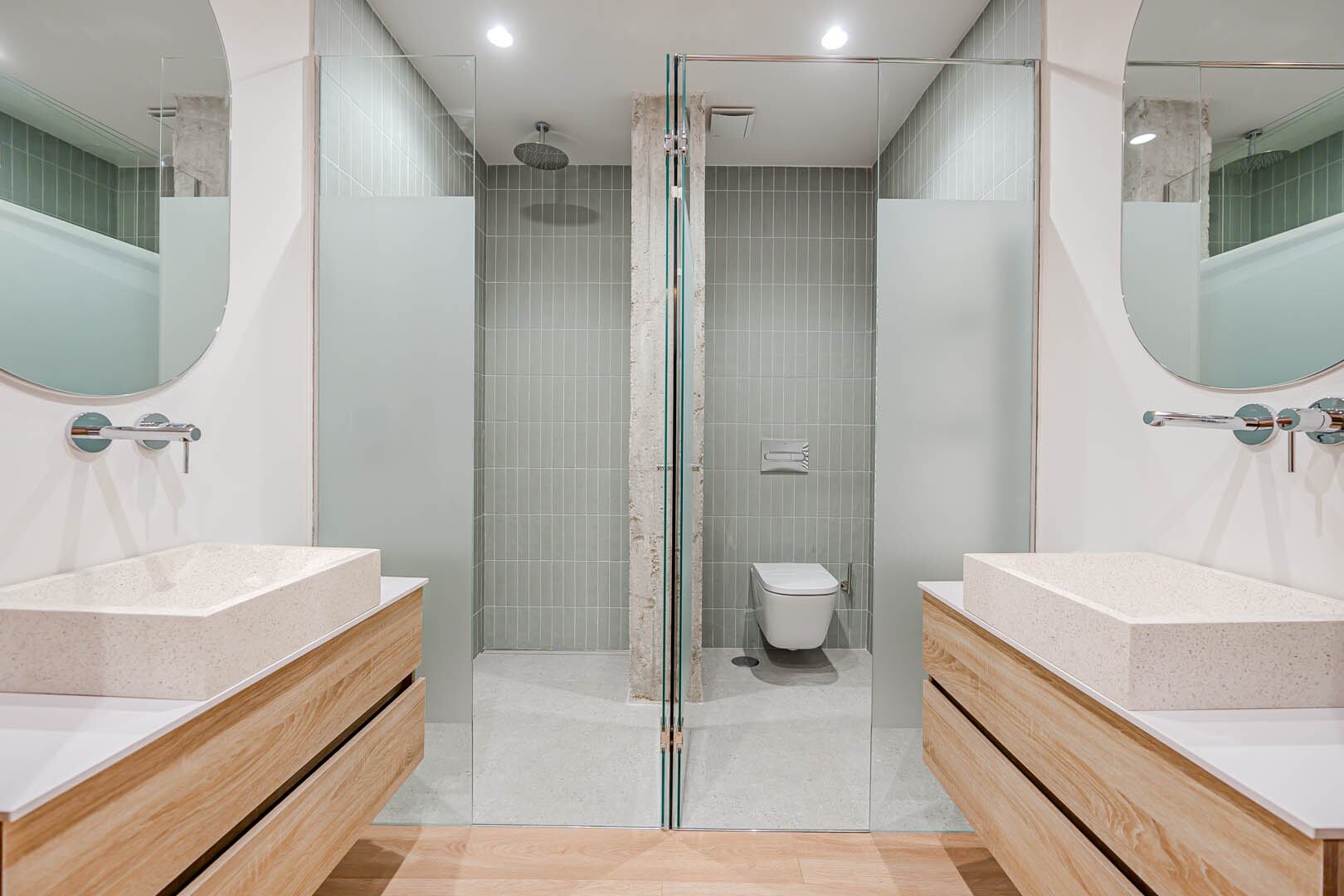 Con piso de madera, el sector de las bachas se separó de la zona húmeda, habilitando el uso simultáneo del baño.