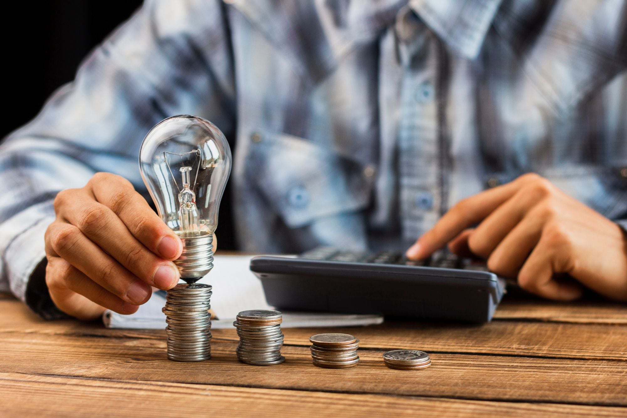 Buenas noticias en Nueva York: Kathy Hochul amplía el acceso al programa para ahorrar en la factura de luz