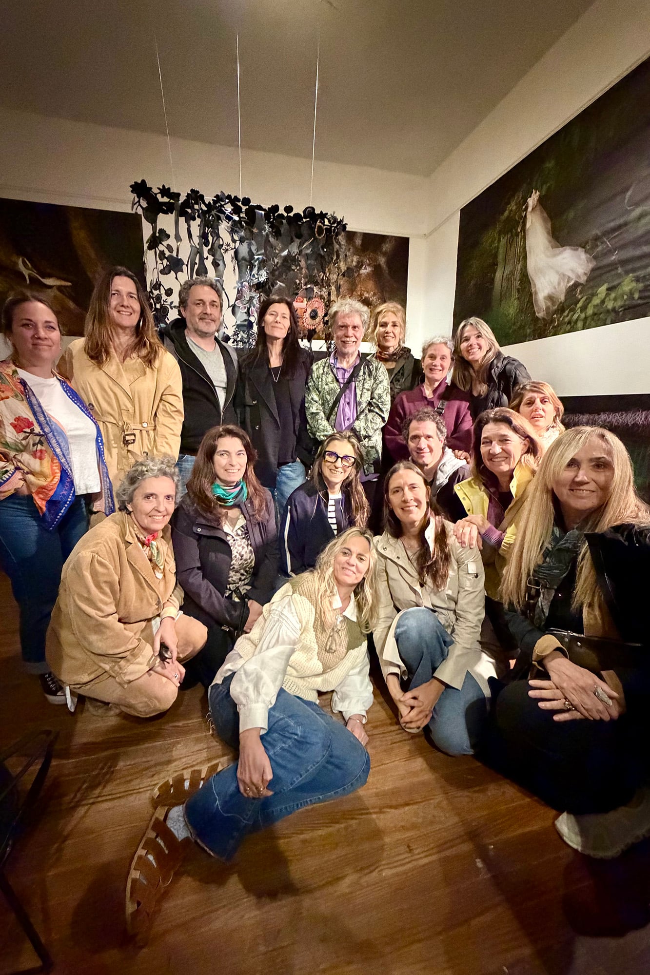 El artista Marcos López con el grupo de