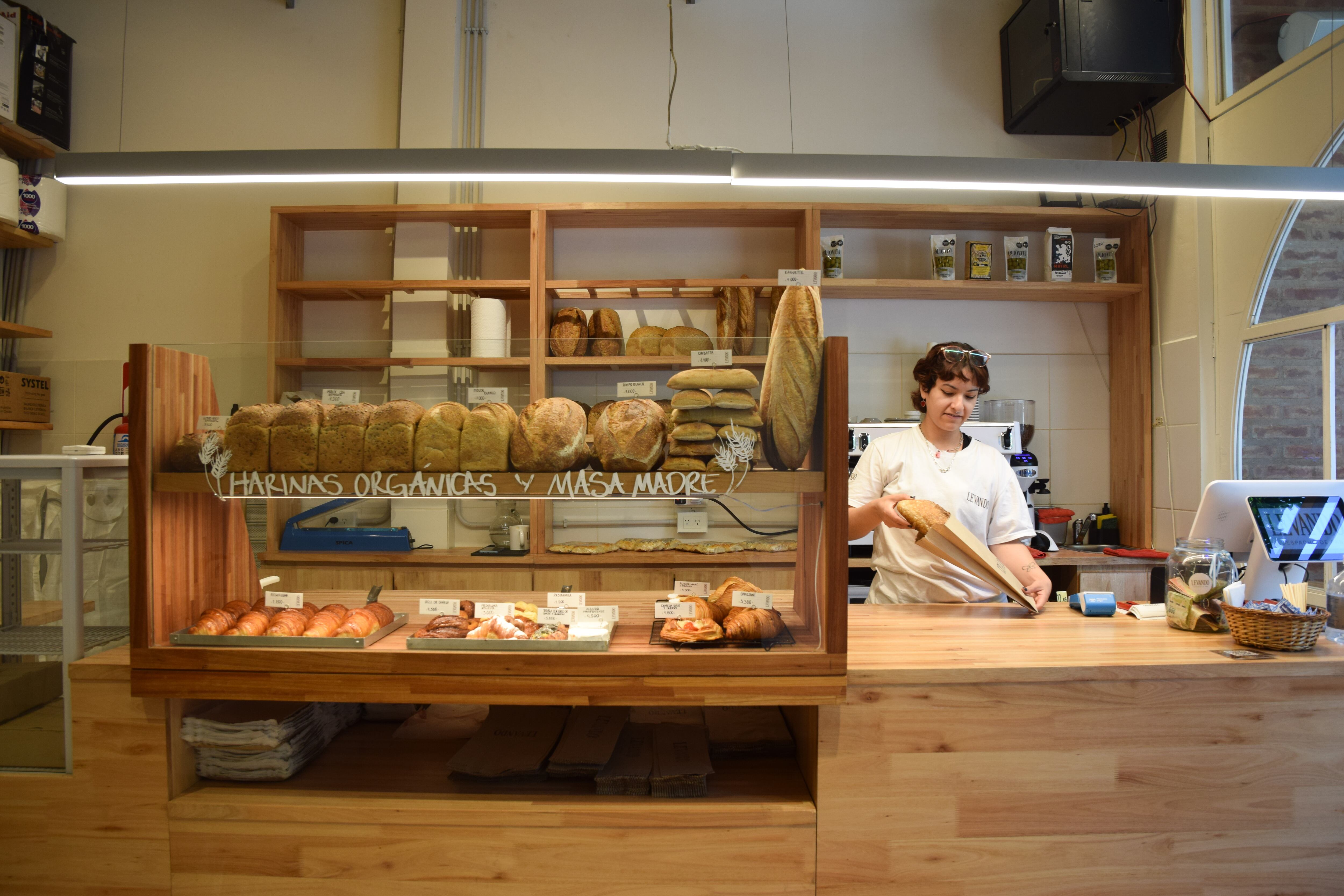 El éxito en su local original de Palermo fue tal, que lo llevó a abrir un segundo espacio en Colegiales, donde trasladó la producción de panes