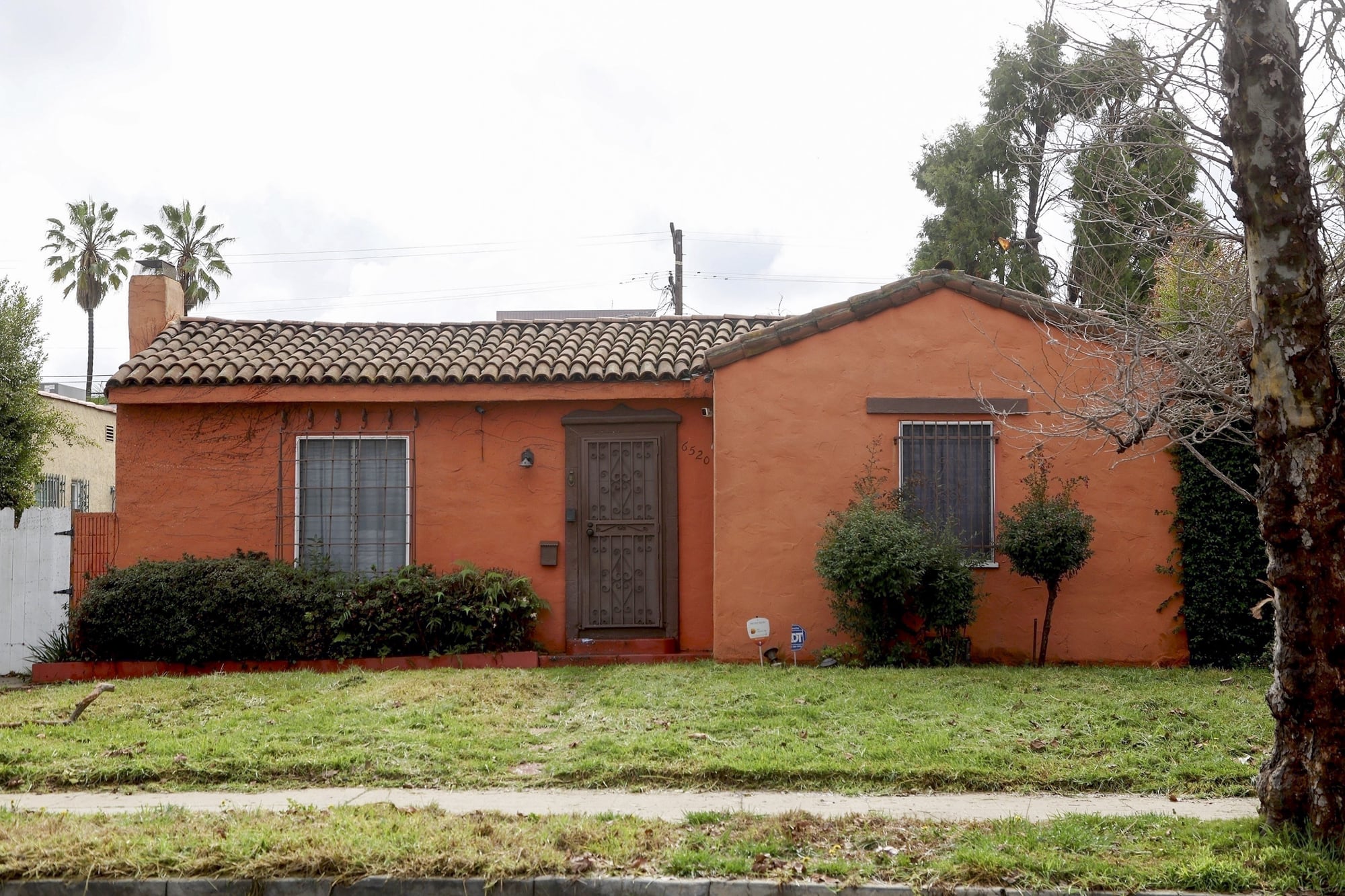 Mickey Rourke fue visto en su casa de Los Ángeles, donde supuestamente enfrenta un desalojo por falta de pago de alquiler