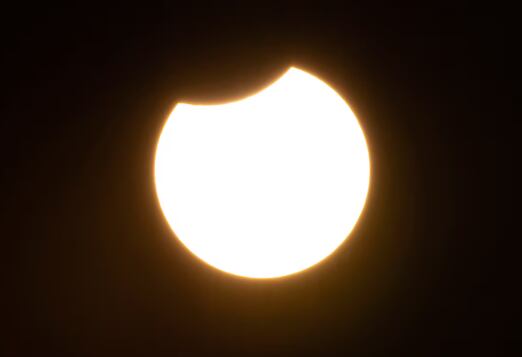 Una imagen tomada en Ronda, al sur de España, el 29 de marzo de 2025, muestra el Sol parcialmente cubierto por el disco oscuro más pequeño de la Luna durante un eclipse solar parcial (Foto de JORGE GUERRERO para la agencia AFP)