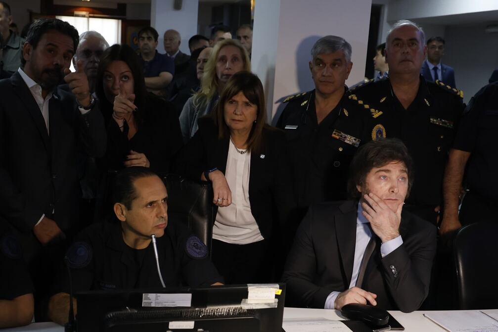 Milei, Bullrich y Pettovello, en el departamento central de la Policía Federal, para monitorear la aplicación del protocolo antipiquetes