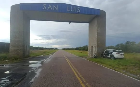 La Toyota SW4, incrustada en el arco. (LM Cipolletti)