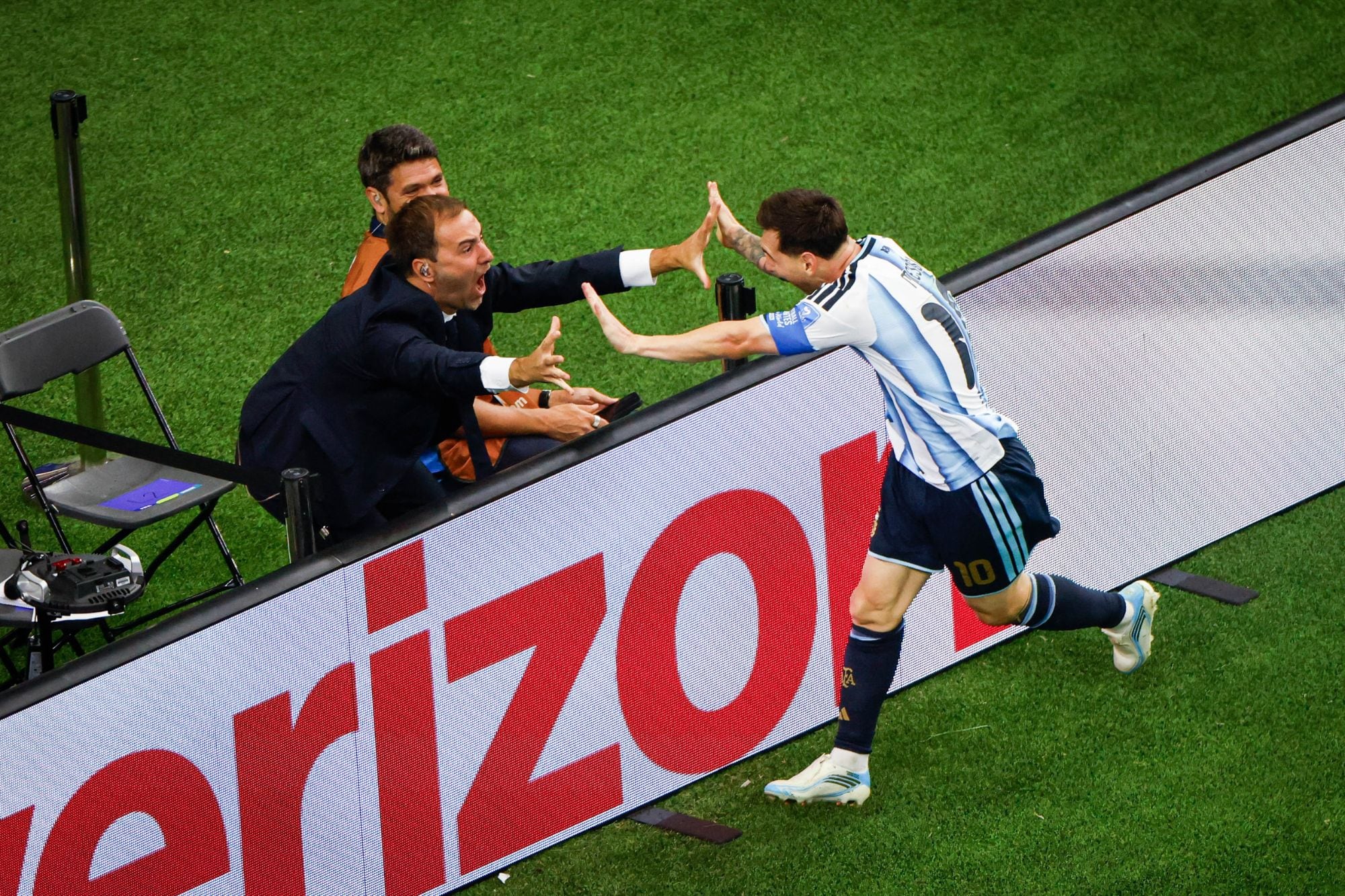 Quién es Joaquín Bruno, el periodista argentino que festejó con Messi el segundo gol vs. Austria y tiene la foto de su vida