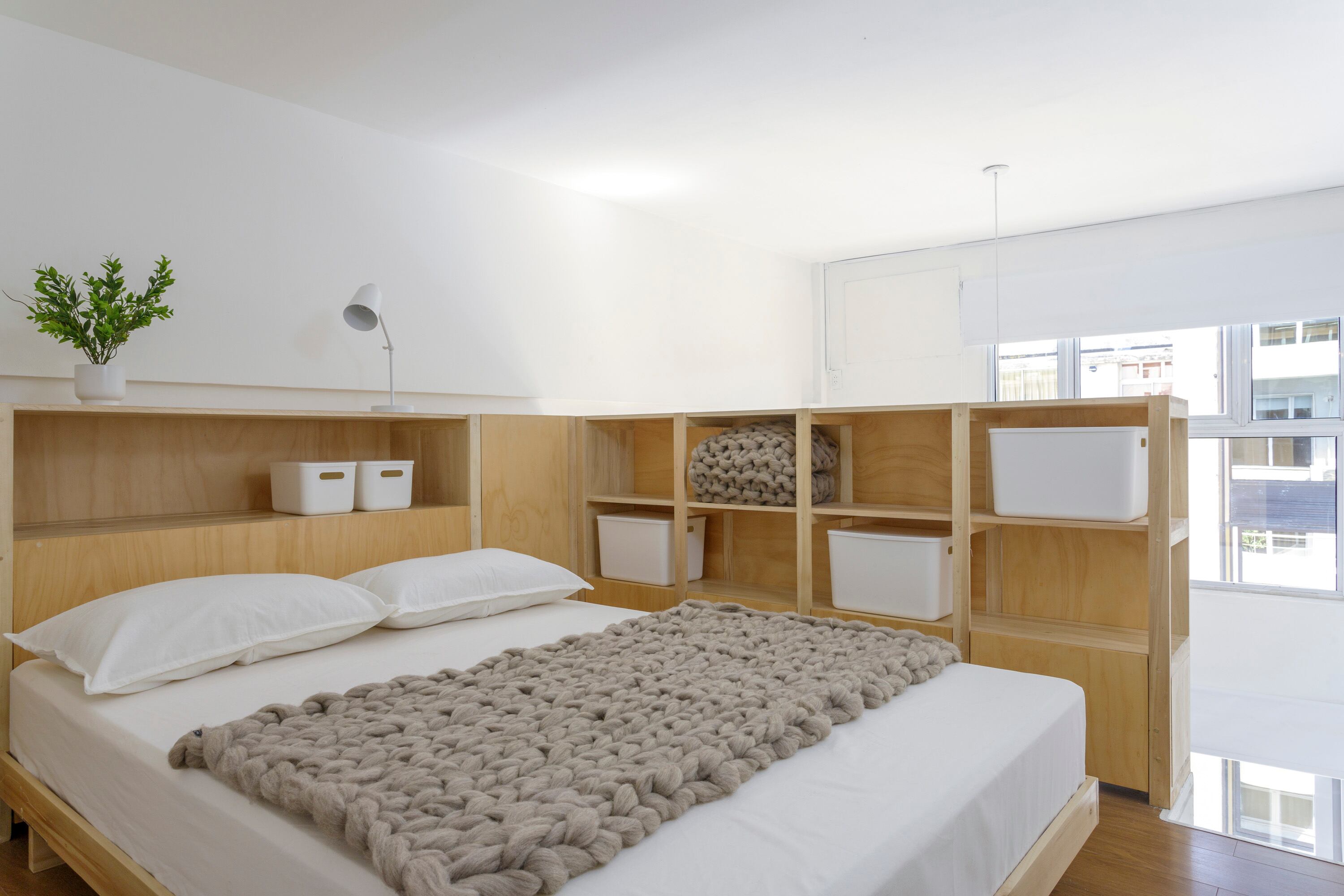 Velador ‘Carylu’ (Luz Desing) y manta de nudos (Lanera)