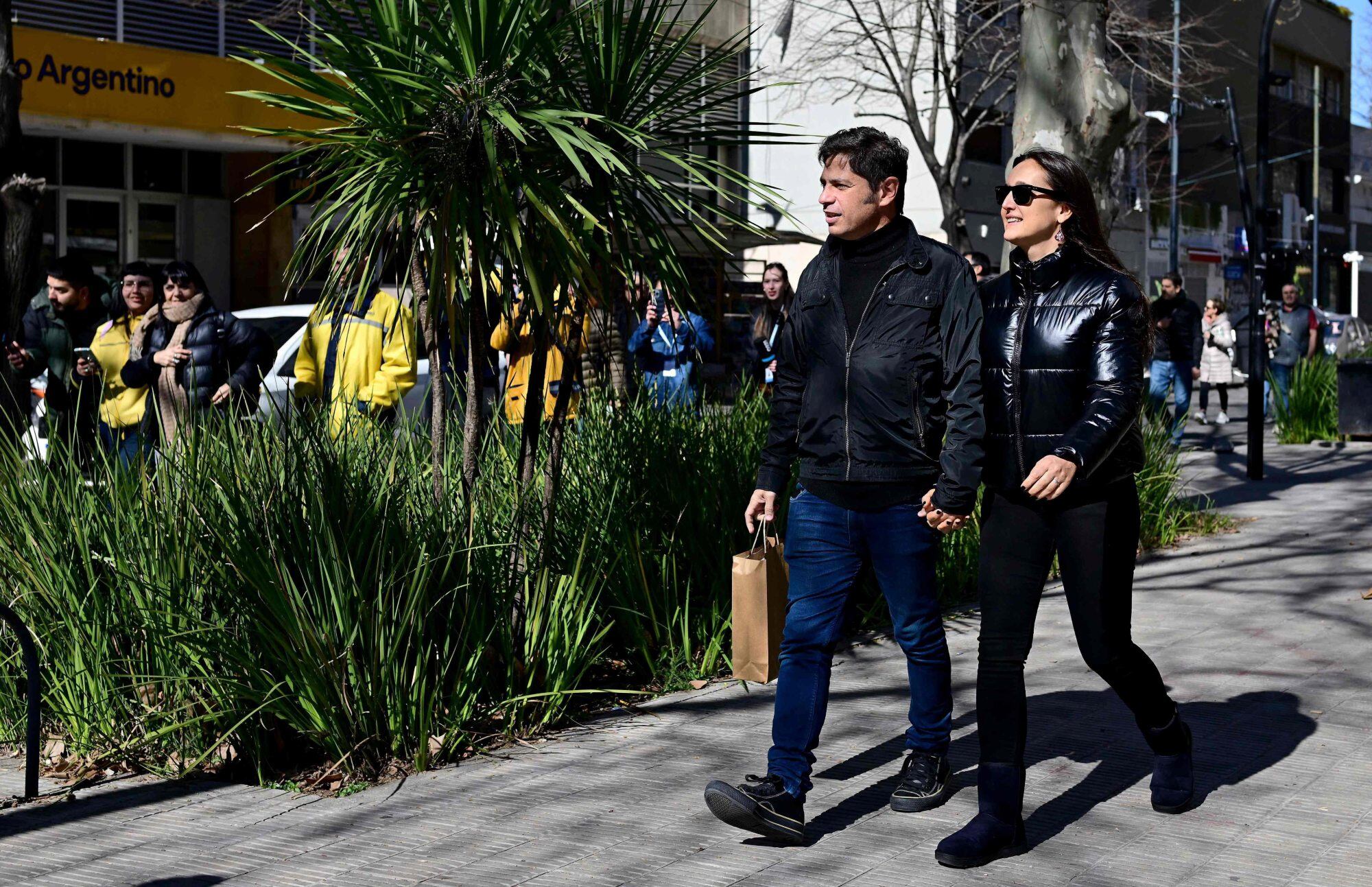 El gobernador de la provincia de Buenos Aires, Axel Kicillof, y su esposa, Soledad Quereilhac, caminan durante las elecciones legislativas provinciales en La Plata, provincia de Buenos Aires, el 7 de septiembre de 2025