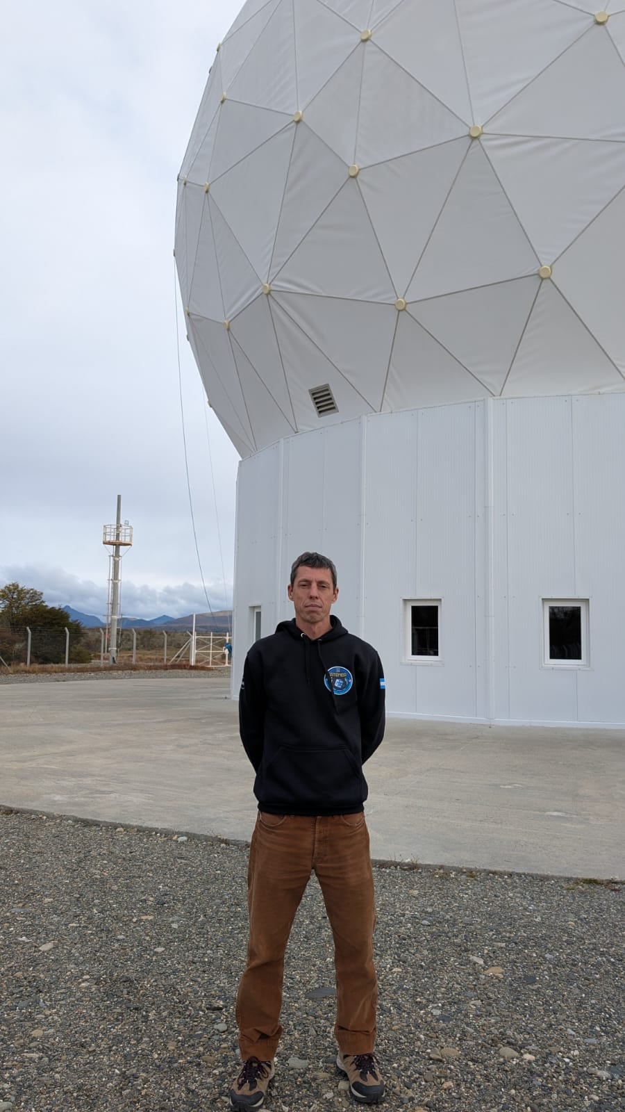 Javier Vázquez, ingeniero de la Conae que está coordinando el equipo en la Estación Terrena de Tolhuin, en Tierra del Fuego, durante la operación del microsatélite argentino Atenea en la misión Artemis II de la NASA