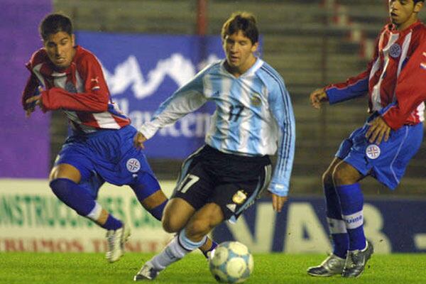 Messi en acción en su partido debut ante Paraguay, en la cancha de Argentinos