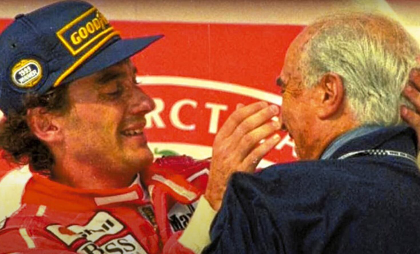 Ayrton Senna y Juan Manuel Fangio, Interlagos 1993: esa gorra, instantes despues, terminó en poder de Fossaroli