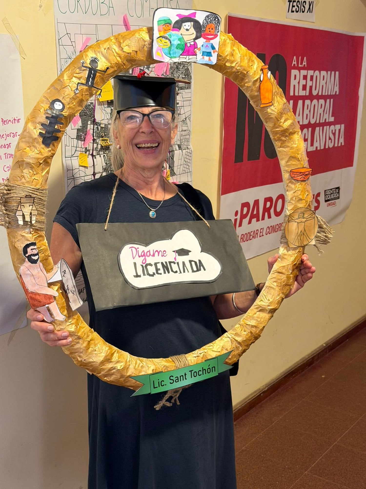 La flamante licenciada celebró su recibida con el típico cuadro que se puso de moda en las universidades