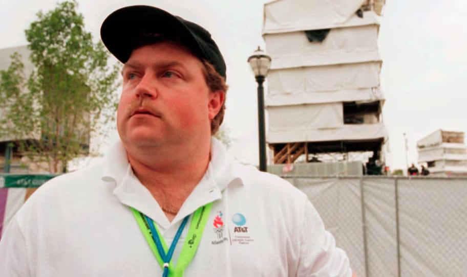 Richard Jewell posa frente al edificio donde en 1996 halló una mochila con explosivos. Su historia inspiró un film de Clint Eastwood (William Berry/Atlanta Journal-Constitution via AP)