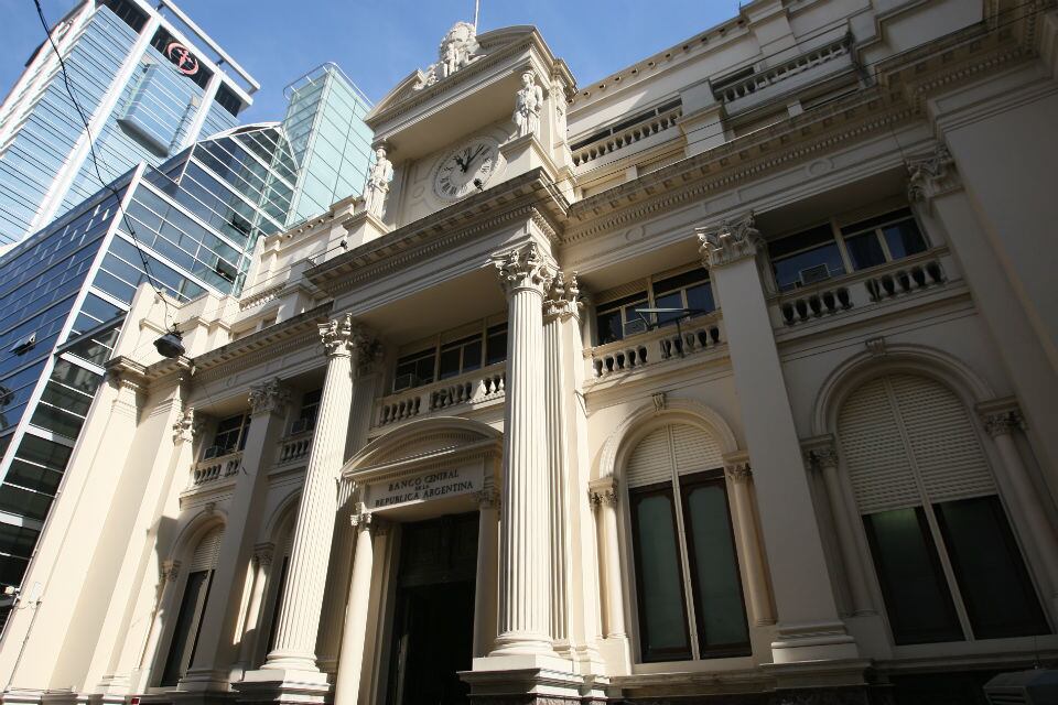 Los bancos llevaron sus quejas al Central y esperan que flexibilice la política de encajes