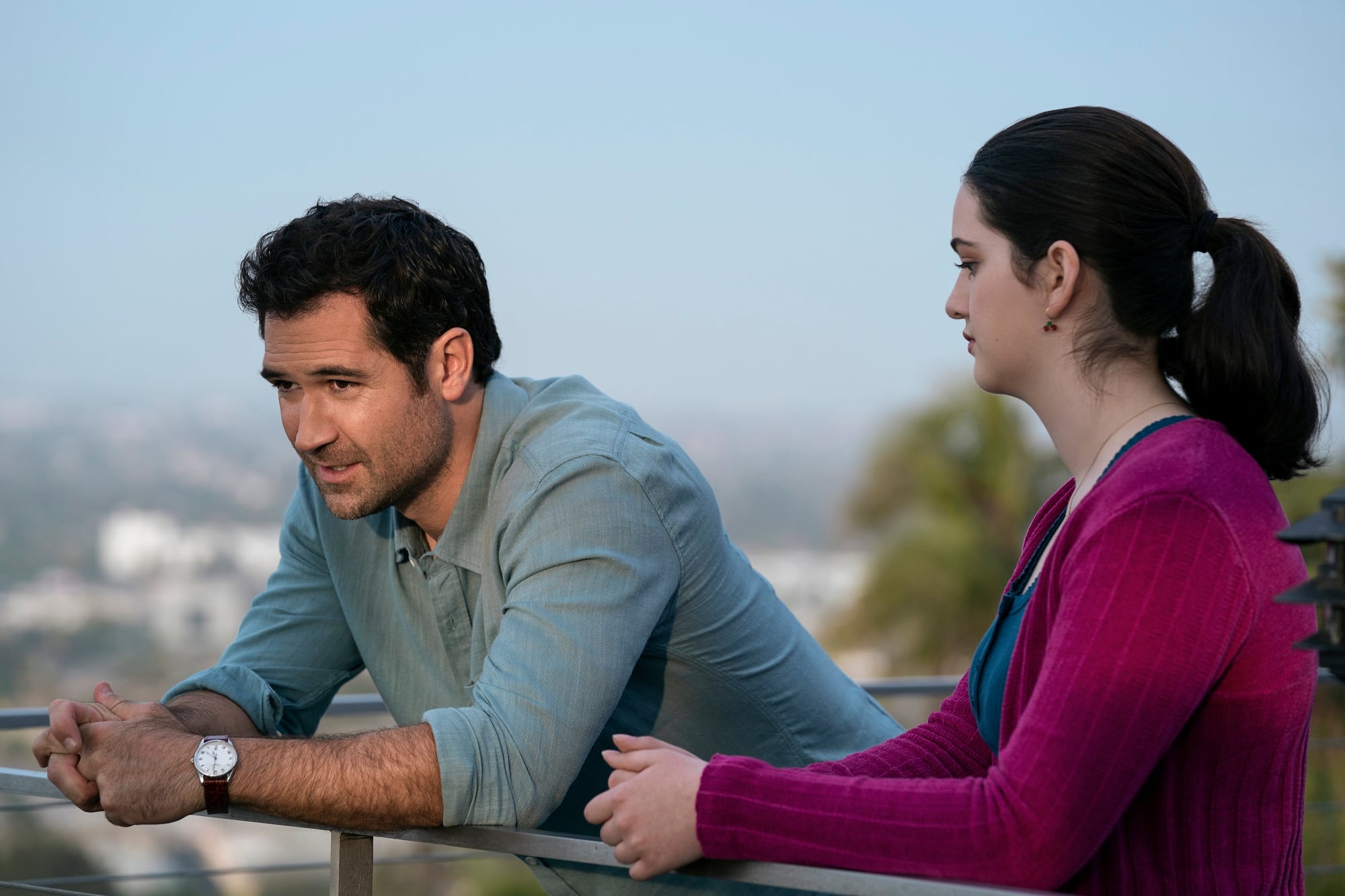 Manuel García-Rulfo y Krista Warner en El abogado de Lincoln