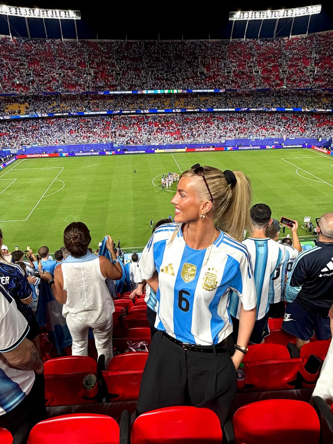 Kelci Rose, la nueva integrante de las mujeres de la Scaloneta, recibió todo el cariño de los hinchas argentinos 8 Kelci demostró todo su amor por la selección argentina (Foto: @_kelci.rose_)