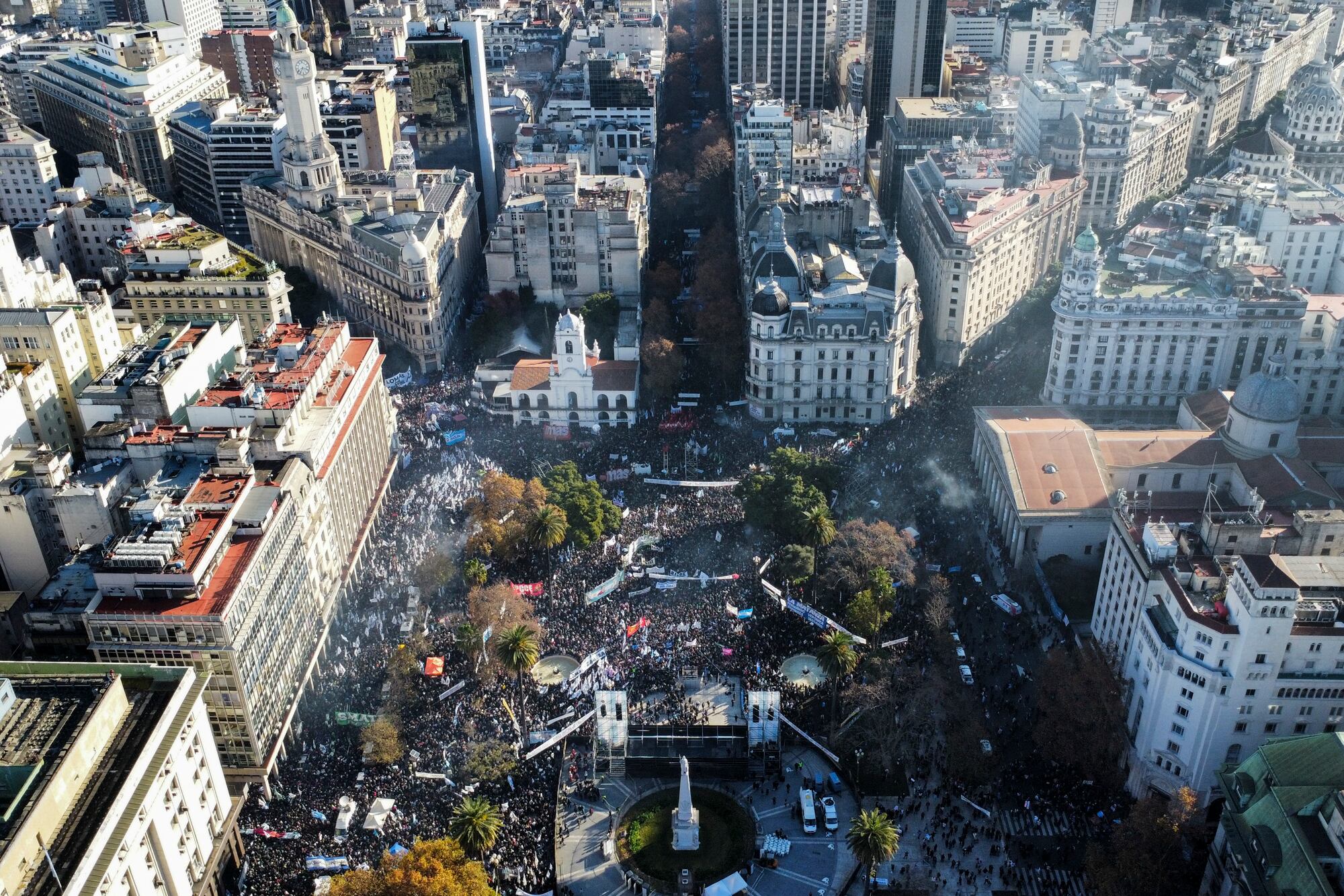 El kirchnerismo dijo que hubo un millón de personas en Plaza de Mayo. Según el Gobierno, fueron poco más de 40.000. LA NACION estimó que se acercaron al acto 158.000 seguidores de la expresidenta entre las 15 y las 15.45