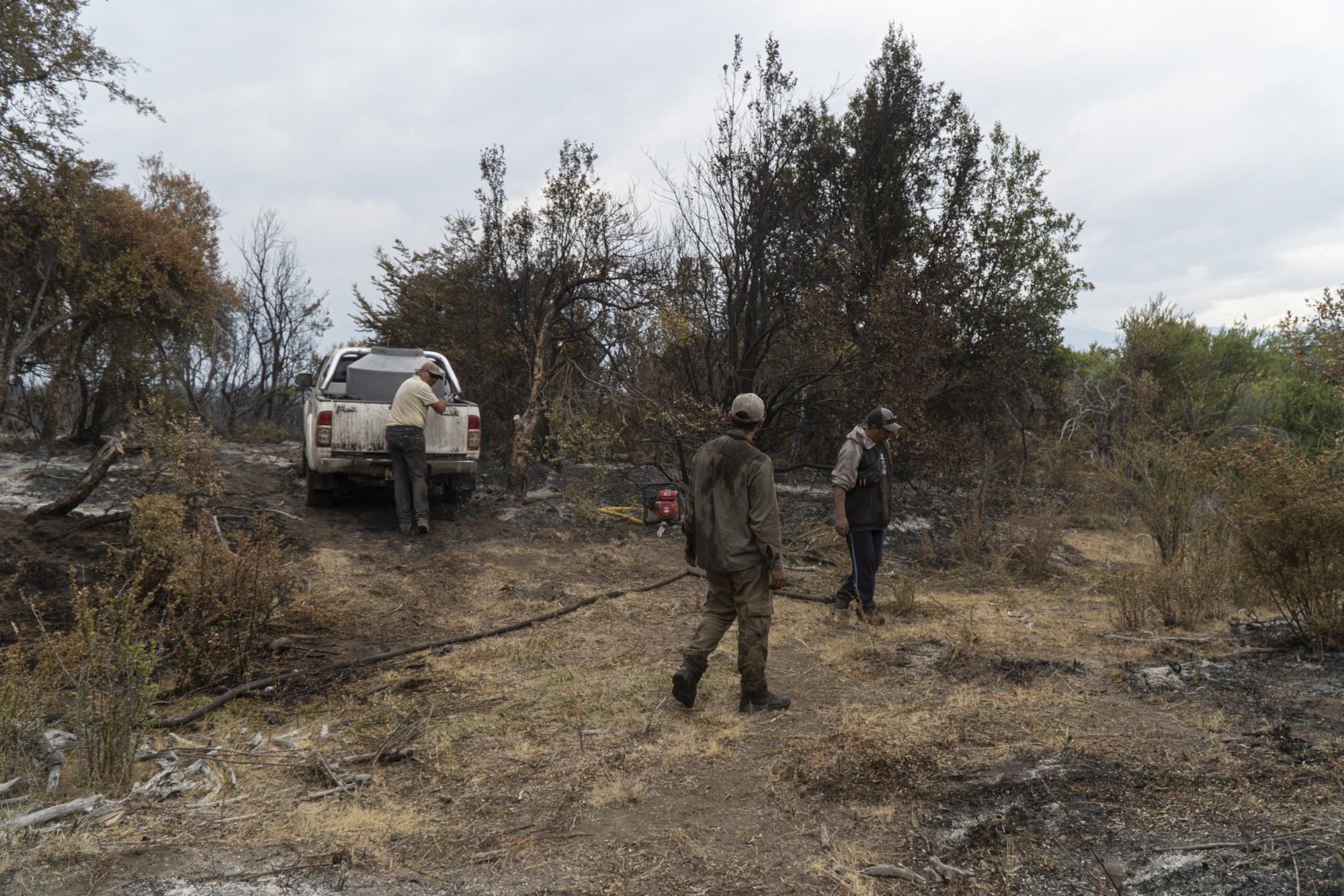 Vecinos de Cholila ayudan a enfriar el lugar luego del paso de las llamas