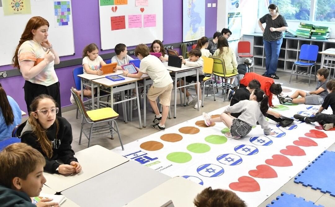 Las autoridades aseguran que no se trata de un retroceso en innovación, sino de una decisión pedagógica gradual que incluye charlas con especialistas y trabajo conjunto con las familias